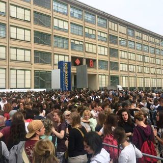 Salone del Libro, lunghe code all'ingresso: già vinta la sfida del pubblico. Di Maio: &quot;L'originale è meglio&quot;