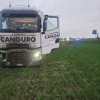 Il mezzo è finito nei campi