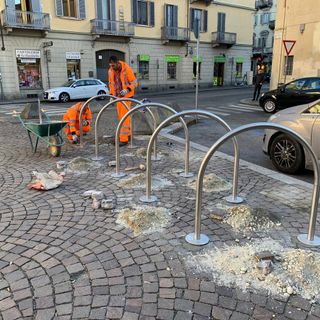 San Donato, in piazza Paravia sono arrivati gli archetti porta-bici