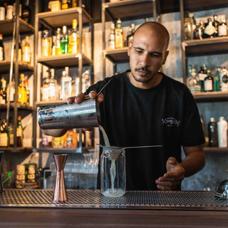 L’arte della mixology incontra assenzio e caffè: Affini ospita Jordy di Leone