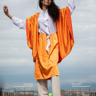 indossatrice con vestiti di moda