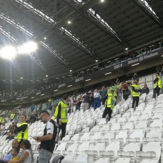 Juventus-Verona, il pre partita fila liscio in un clima surreale: nessuno striscione in curva Juventus-Verona, il pre partita fila liscio in un clima surreale: nessuno striscione in curva