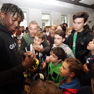 Moise Kean incontra i bambini del centro Paideia
