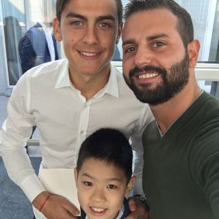 Finalmente un sorriso per il piccolo Kelvin, una domenica con i giocatori della Juve (fotogallery)