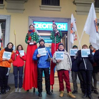 Lav contro Decathlon: manifestazione per cancellare il reparto dedicato alla caccia