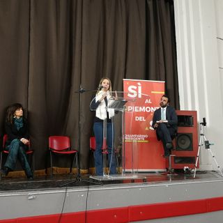 Sul palco dello Sporting vicino a Chiamparino giovane consigliera di Chiomonte, bandiera del sì Tav