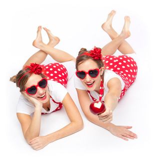 A Lunathica le esuberanti gemelle canadesi e una rivoluzionaria fanfara di 13 ottoni