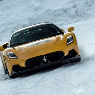 MC20 potente sulla neve