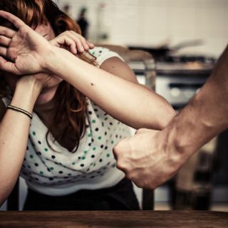 Schiaffeggia la madre durante una lite: arrestato per maltrattamenti
