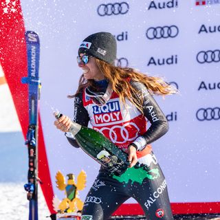 Marta Bassino esulta dopo la vittoria in gigante