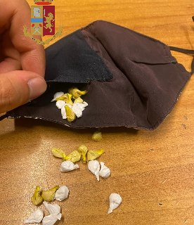 mascherina con ovuli di droga