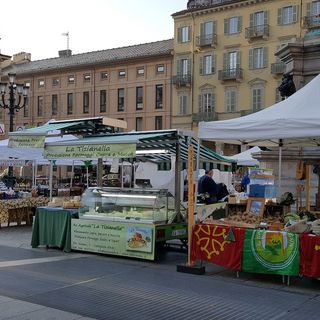 La spesa in campagna porta la genuinità in piazza Bodoni La spesa in campagna porta la genuinità in piazza Bodoni