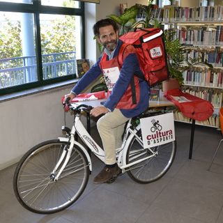 Libri consegnati a casa dai 'rider' della biblioteca, Nichelino fa viaggiare la &quot;cultura d'asporto&quot;