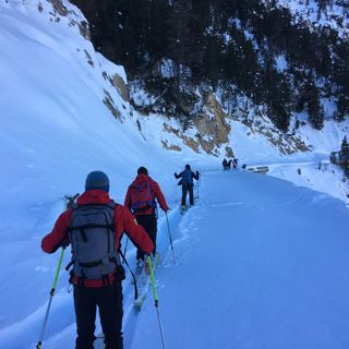 Bardonecchia, affrontano la salita al Colle della Scala nella neve e con le scarpe da ginnastica pur di raggiungere la Francia: sei migranti portati in salvo dal Soccorso alpino