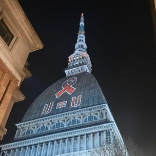 La Mole con il fiocco rosso per la lotta contro l'hiv e per i diritti delle persone sieropositive