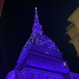 Un Natale con il naso all’insù: la Mole si illumina di blu