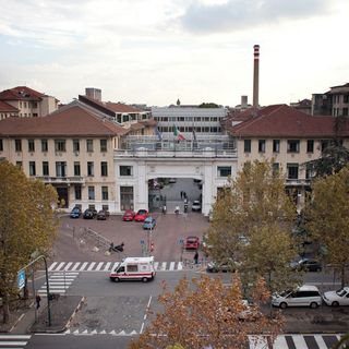 28enne aggredito nella notte di sabato in via Bologna. Agguato omofobo?