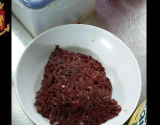 Cibo mal conservato ed escrementi di topo sugli scaffali: sanzioni al bar Norman di piazza Solferino