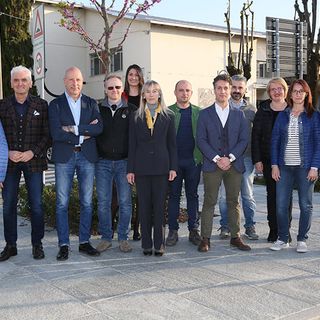 Edda Basso (al centro) con il suo gruppo Noi per Piscina