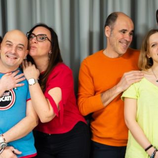 Un mondo distopico dove l'eterosessualità è bandita: al Piccolo Teatro Comico va in scena "Indovina da chi andiamo a cena"