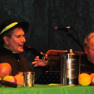 Un grande esordio per “La prima cena canonica”, il nuovo spettacolo con Padre Filip e l’orchestra Bluette