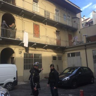 Polizia di Stato e Municipale sequestrano palazzina occupata abusivamente in piazza Madama Cristina