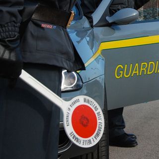 Bruciano un rosso e vengono fermati dalla Gdf, ma finiscono in manette per droga