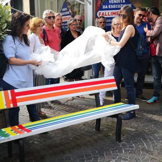 A Torino due panchine arcobaleno: &quot;Segno tangibile della lotta per i diritti&quot; (FOTO e VIDEO)
