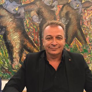 Uomo elegante che sorride