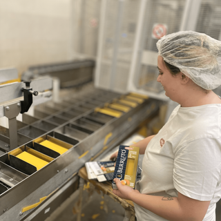 Donna che impacchetta prodotto di pasta