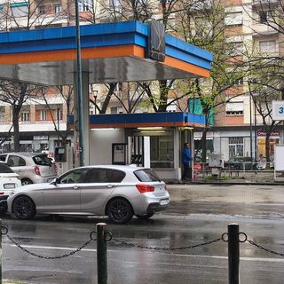 Mille firme non bastano, fumata &quot;nera&quot; per piazza Montanari: il distributore di benzina resta aperto