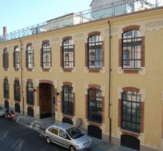 edificio giallo visto da fuori
