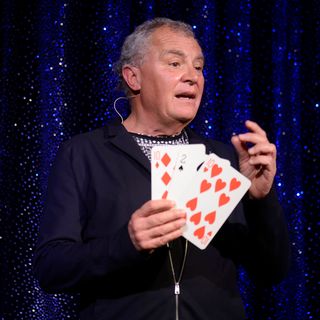 Magia d’Estate tra carte, trasformismo, monete e fiori magici nel tempio italiano dell’illusionismo