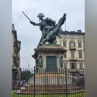 Quando il cavallo offusca il cavaliere: la statua omaggio a Ferdinando di Savoia in piazza Solferino