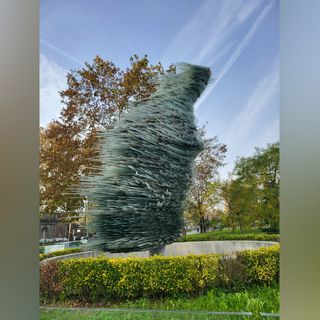 Una statua che guarda al futuro senza dimenticare il passato: la Totalità