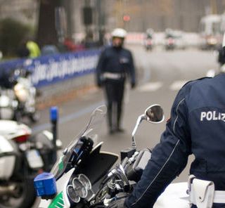 La Polizia Municipale di Torino recupera due cellulari appena rubati