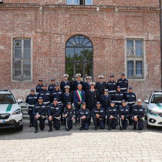 polizia municipale davanti al municipio