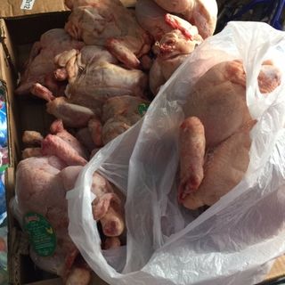 Polli già scongelati e alimenti in cattivo stato di conservazione sequestrati in un locale di Porta Palazzo