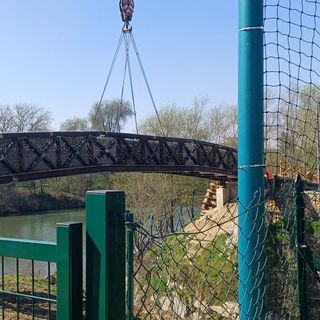 Il montaggio della passerella sul Rio Sappone