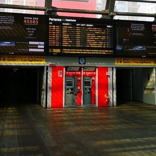Treni cancellati e nuovi orari, ma intanto a Torino le stazioni (presidiate da polizia e carabinieri) restano vuote [VIDEO]