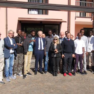 Il prefetto a Chivasso incontra i profughi nella villa confiscata