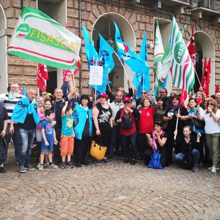 &quot;Vogliamo lo stipendio da Manital&quot;: lavoratori delle pulizie in presidio davanti alla Prefettura di Torino (FOTO e VIDEO)