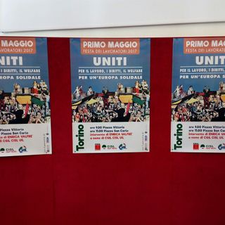 Corteo del 1° maggio a Torino, scontri tra centri sociali e polizia