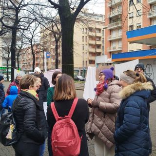 La protesta per la riapertura del distributore di benzina