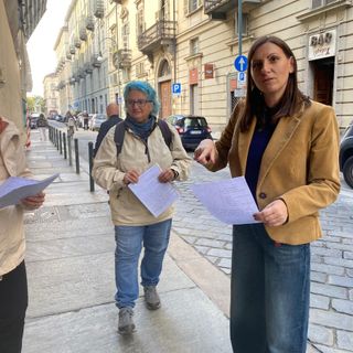 La protesta delle mamme dei detenuti di fronte a Palazzo Lascaris