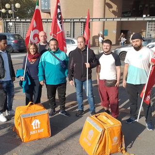 protesta rider davanti al tribunale