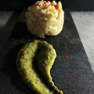 Purea croccante di cavolfiore e mandorle con crema di Nergi®, acciughe e capperi