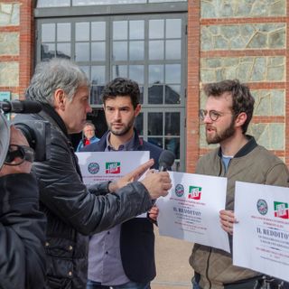 Di Maio a Torino, i giovani di Forza Italia lo accolgono con un manifesto contro il reddito di cittadinanza