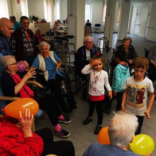 San Mauro Torinese, giochi e scambio di favole tra i nonni e i bimbi dell'asilo