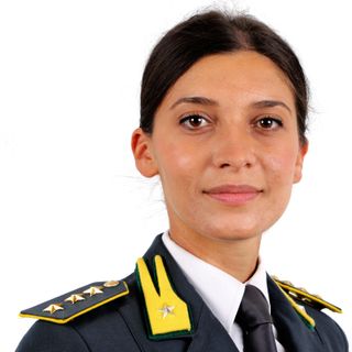 Donna in uniforme della Guardia di Finanza e gradi da capitano